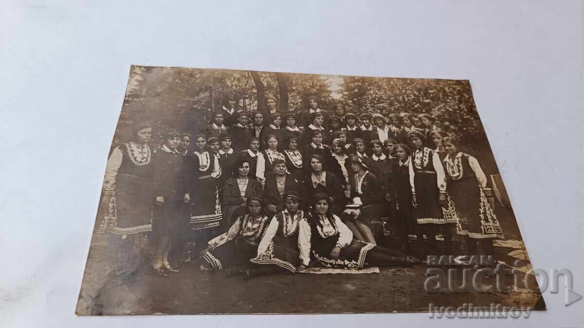 Photo Schoolgirls with their teachers in the park