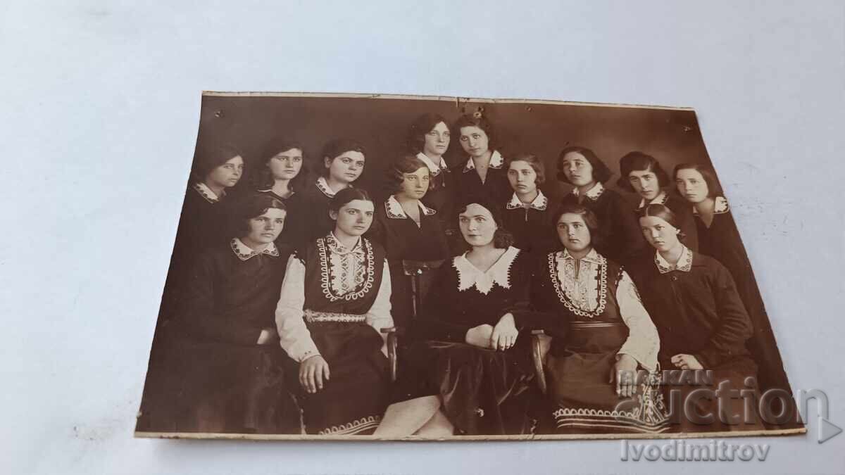 С-ка Ученички от II курс със с учителка от у-ще Надежда 1931 С-ка Ученички от II курс със с учителка от у-ще Надежда 1931