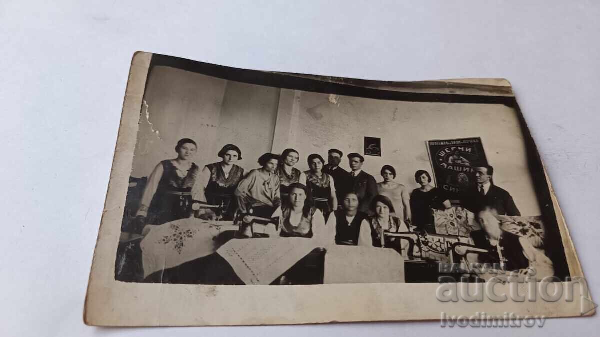 Снимка Курсистки и ръководители по шивачество Снимка Курсистки и ръководители по шивачество