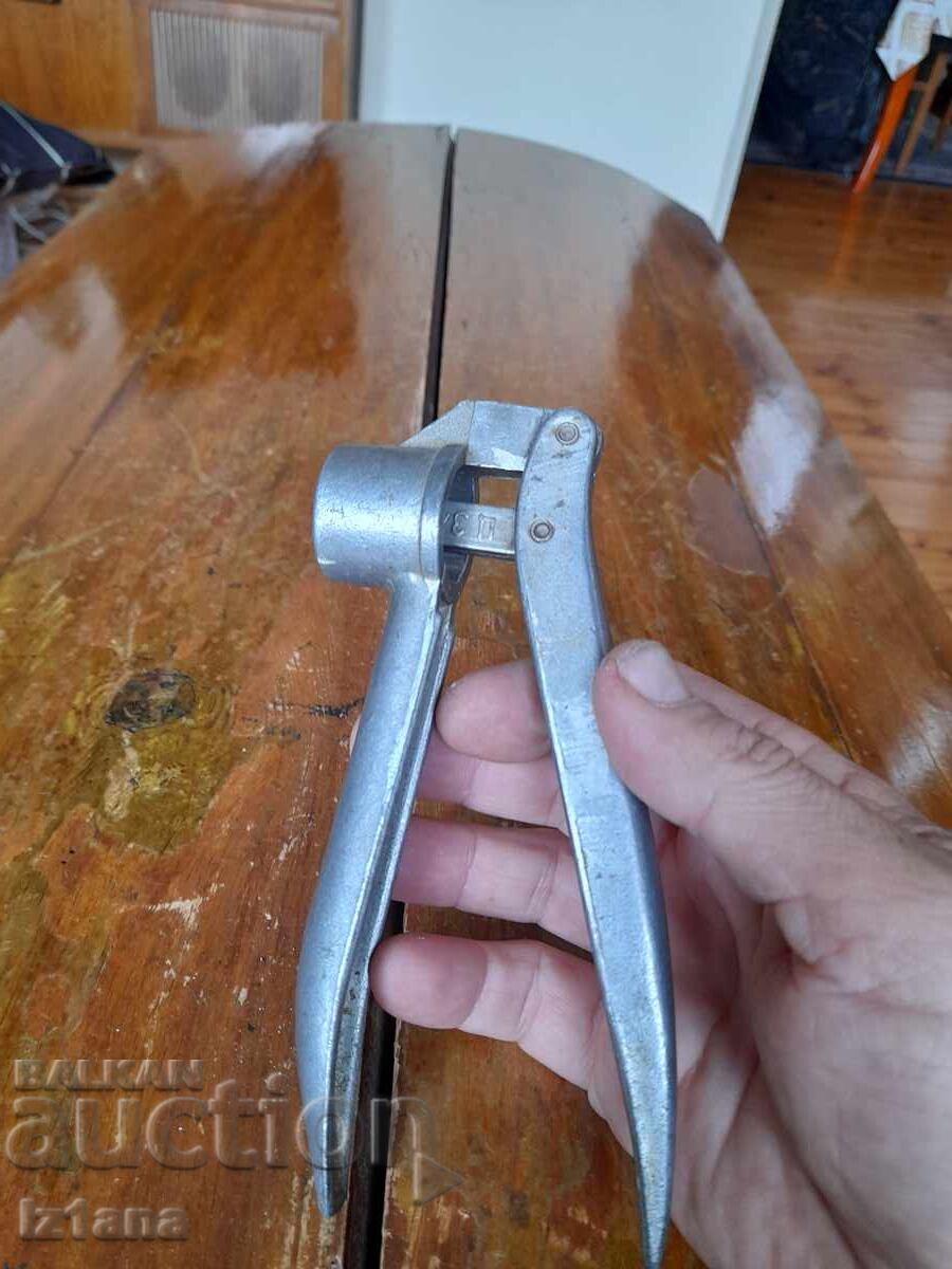 Стара алуминиева преса за чесън с цена 22.00 лв. | € 11.25