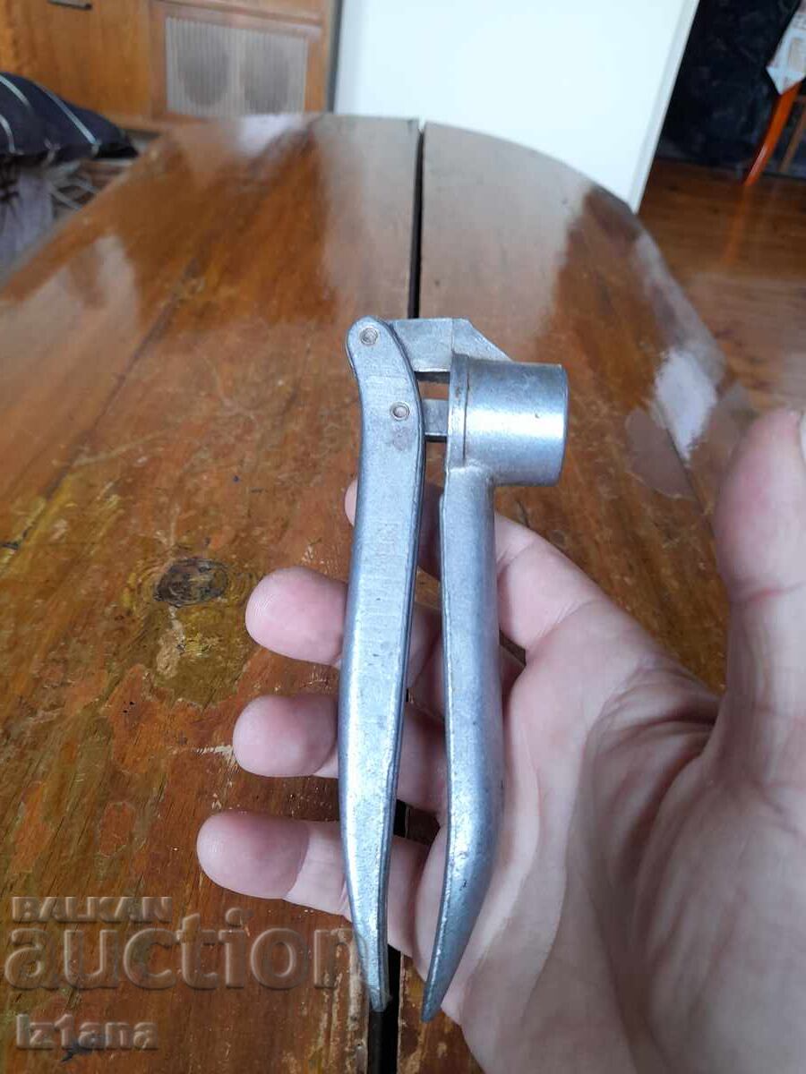 Аукцион Стара алуминиева преса за чесън