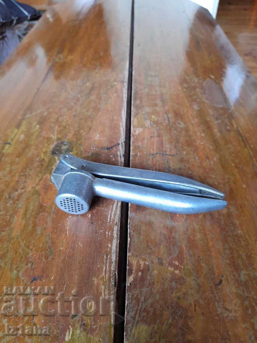 Стара алуминиева преса за чесън