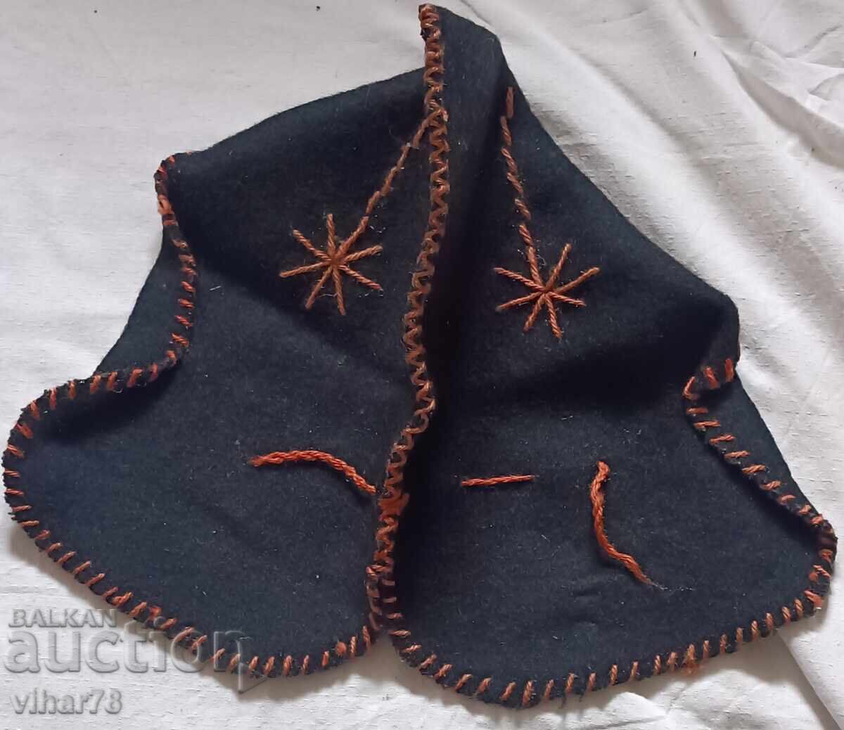 Pălărie cu preț 34.99 BGN | € 17.89 Pălărie cu preț 34.99 BGN | € 17.89