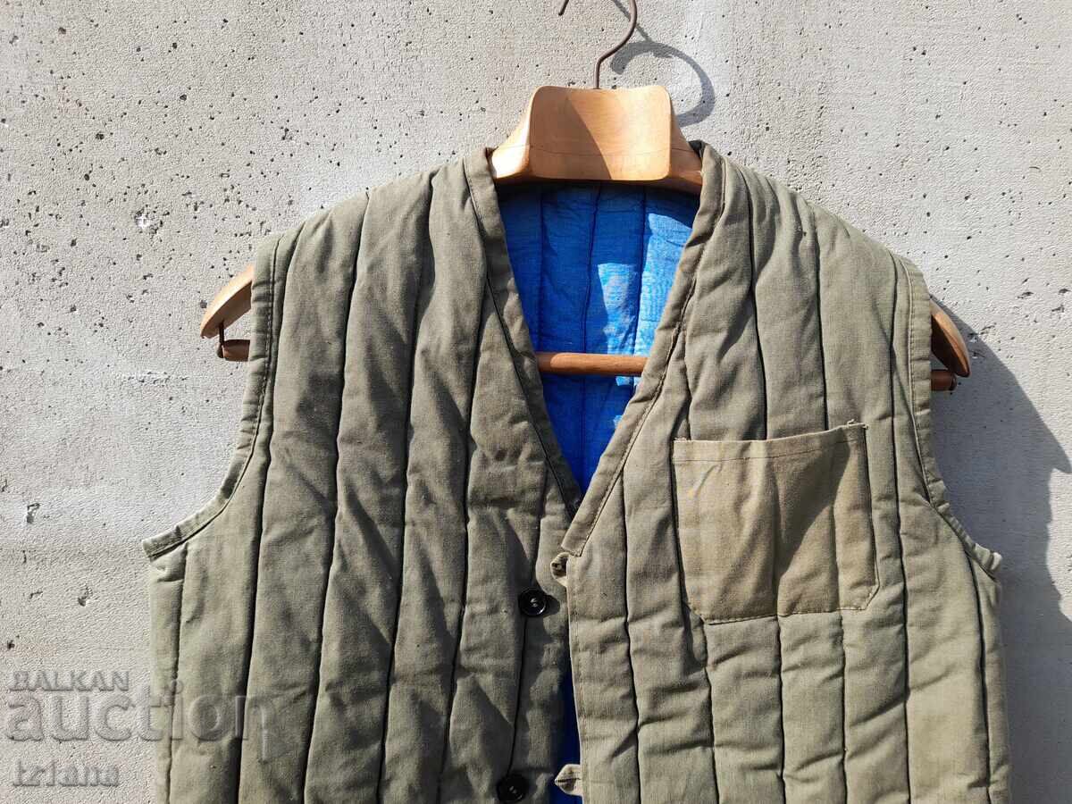 Стар ватиран елек с цена 42.00 лв. | € 21.47 Стар ватиран елек с цена 42.00 лв. | € 21.47