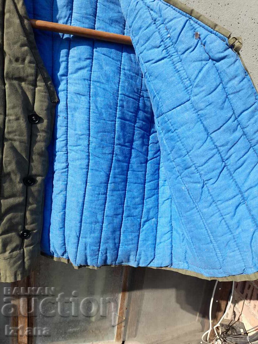 Доставка на Стар ватиран елек Доставка на Стар ватиран елек