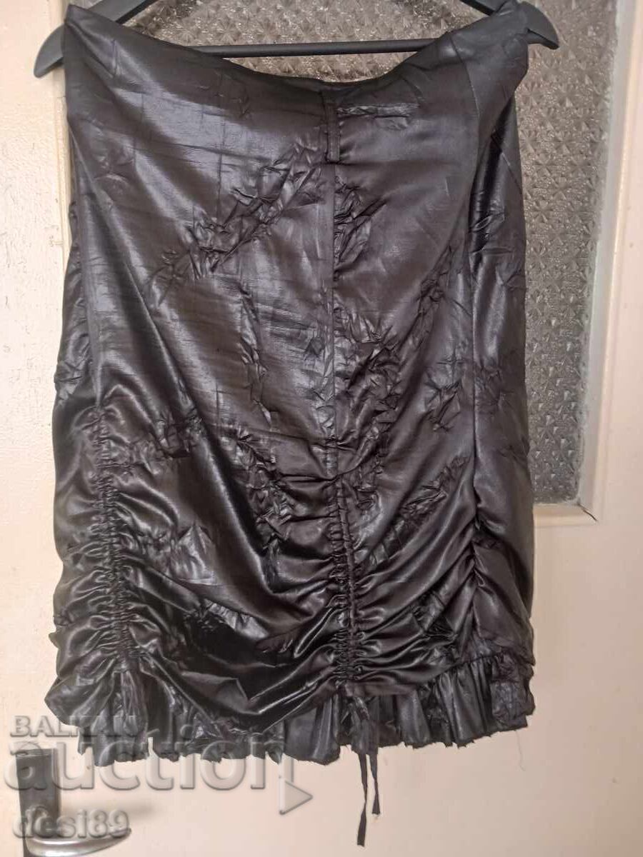 Fustă neagră mărimea 42 cu preț € 10.23 | 20.01 BGN