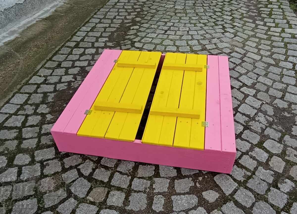 Delivery of Children's sandbox for a girl in pink and yellow with folding benches Delivery of Children's sandbox for a girl in pink and yellow with folding benches