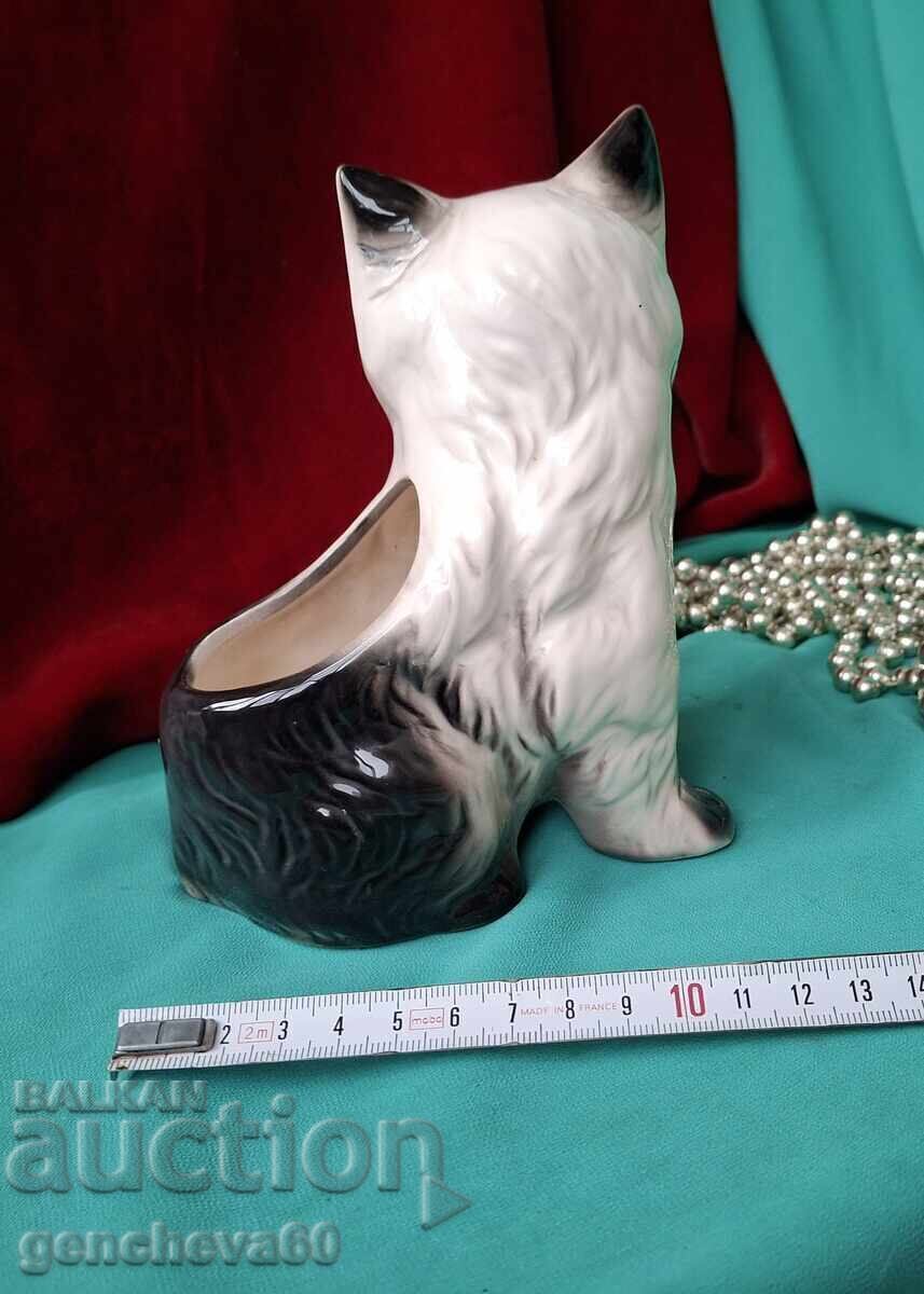 Auction  Black and white porcelain cat with a bouquet/cachepot
