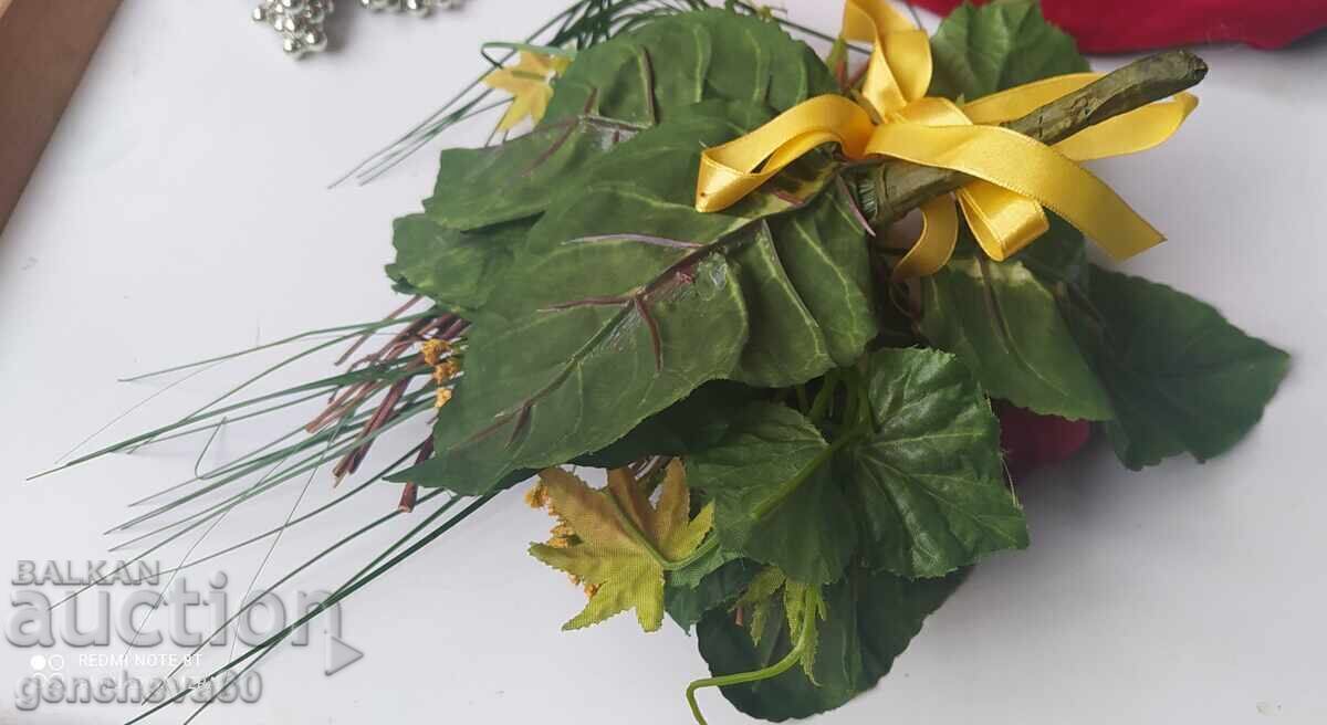 Livrarea Buchet interesant de flori artificiale cu clovn Livrarea Buchet interesant de flori artificiale cu clovn