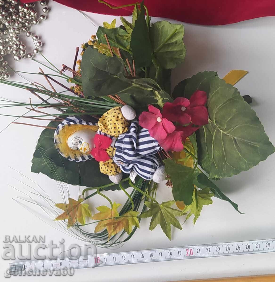Buchet interesant de flori artificiale cu clovn - 7 Buchet interesant de flori artificiale cu clovn - 7