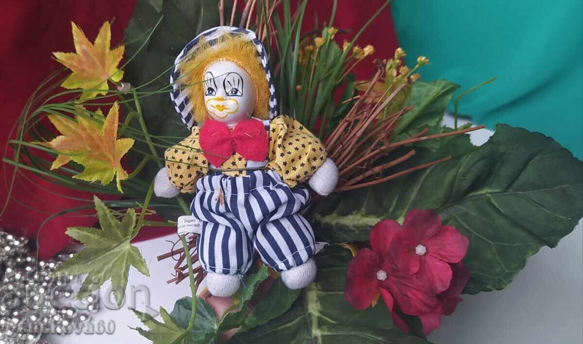 Buchet interesant de flori artificiale cu clovn