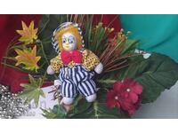 Ένα ενδιαφέρον μπουκέτο από τεχνητά λουλούδια με κλόουν