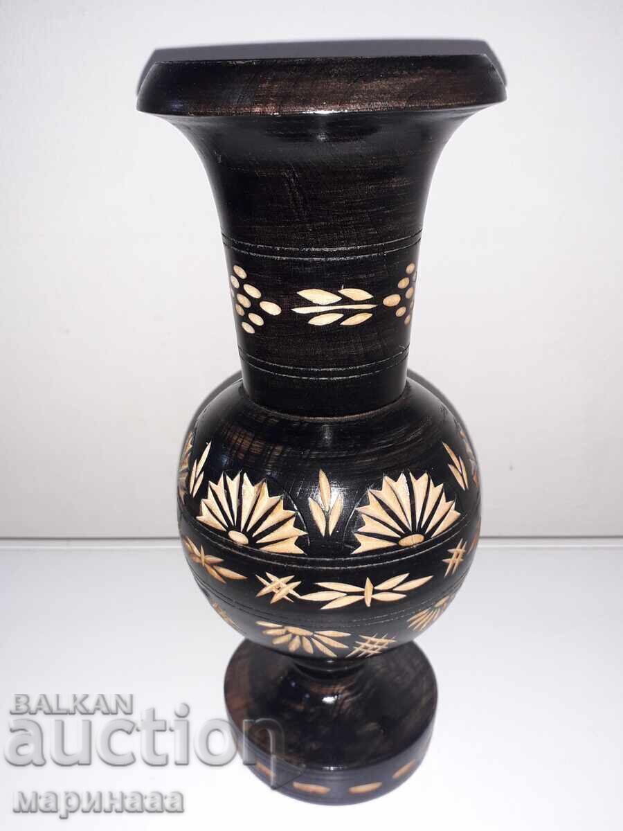 OLD VASE. WOOD. 747 GR
