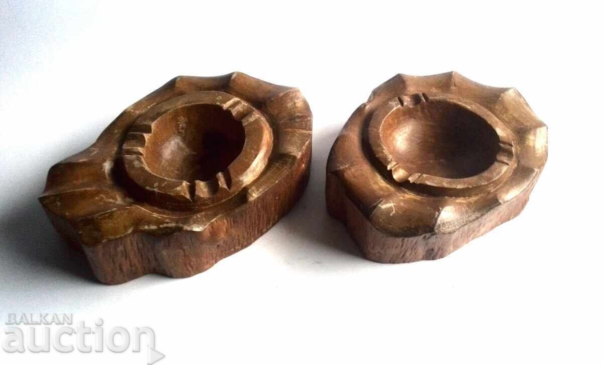 Παλιά δύο επιτραπέζια σταχτοδοχεία από μασίφ ξύλο με τιμή 28.00 BGN | € 14.32