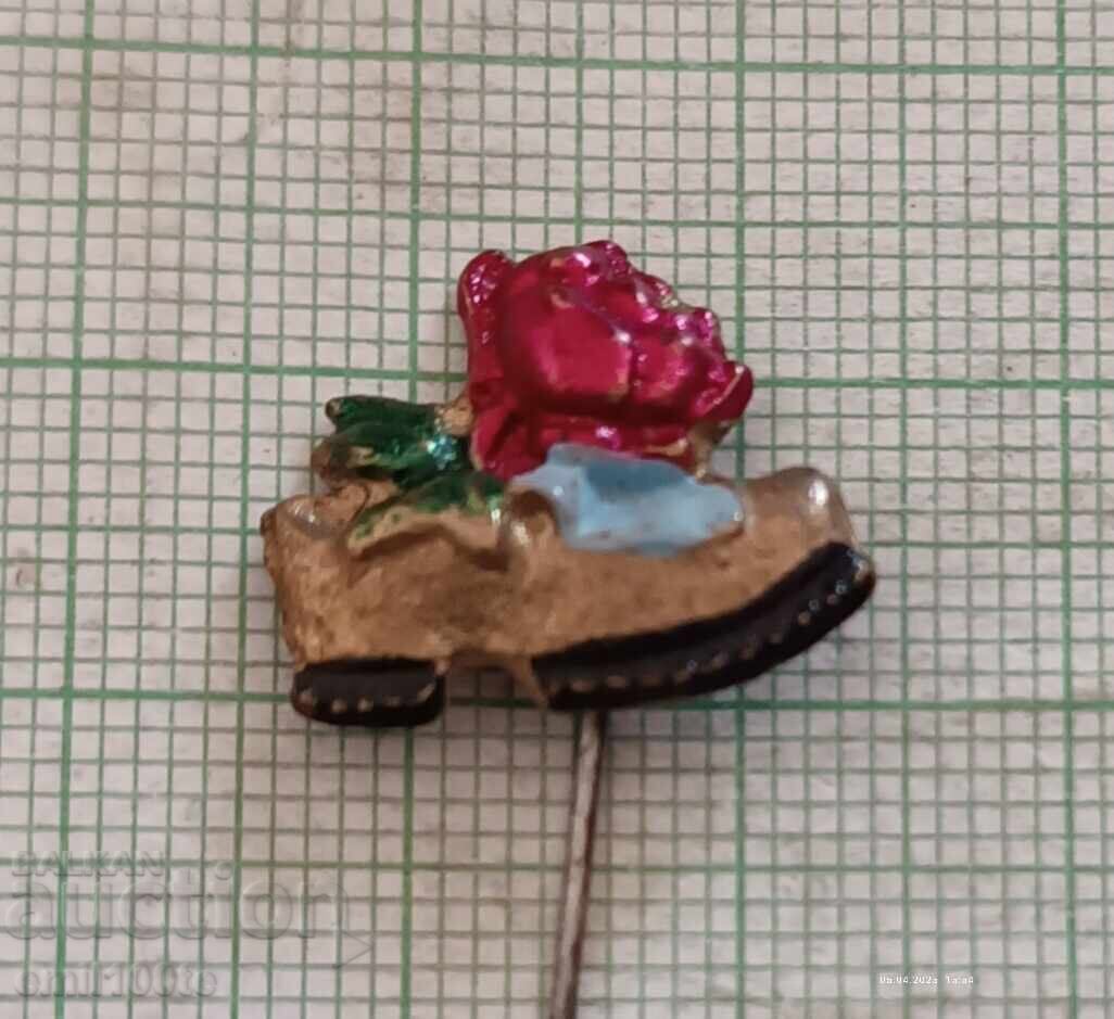 Vechi insignă Pantof cu trandafir cu preț 3.00 BGN | € 1.53 Vechi insignă Pantof cu trandafir cu preț 3.00 BGN | € 1.53