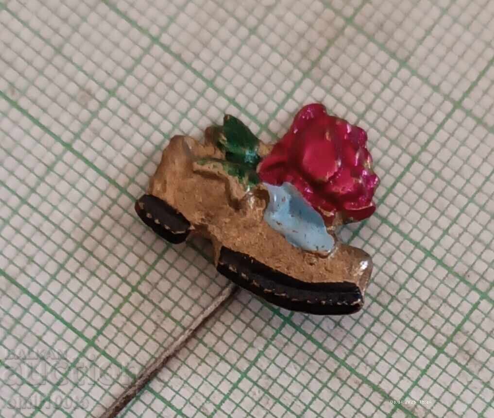 Licitație Vechi insignă Pantof cu trandafir Licitație Vechi insignă Pantof cu trandafir