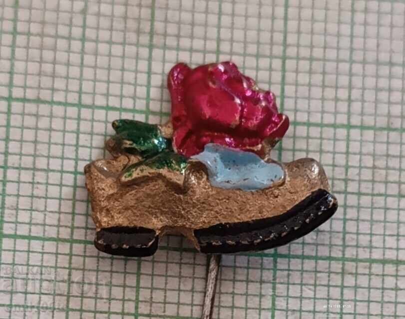 Vechi insignă Pantof cu trandafir Vechi insignă Pantof cu trandafir