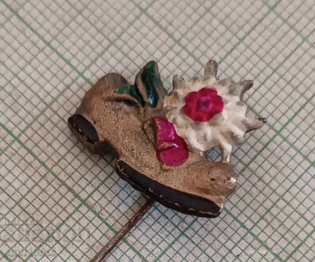 Παλαιό σήμα παπουτσιού με εντελβάις με τιμή 3.00 BGN | € 1.53