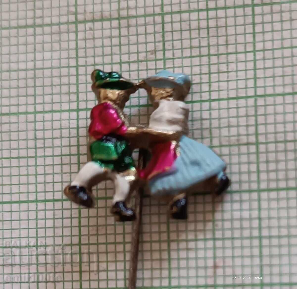 Стара значка Двойка танцьори с цена 3.00 лв. | € 1.53 Стара значка Двойка танцьори с цена 3.00 лв. | € 1.53