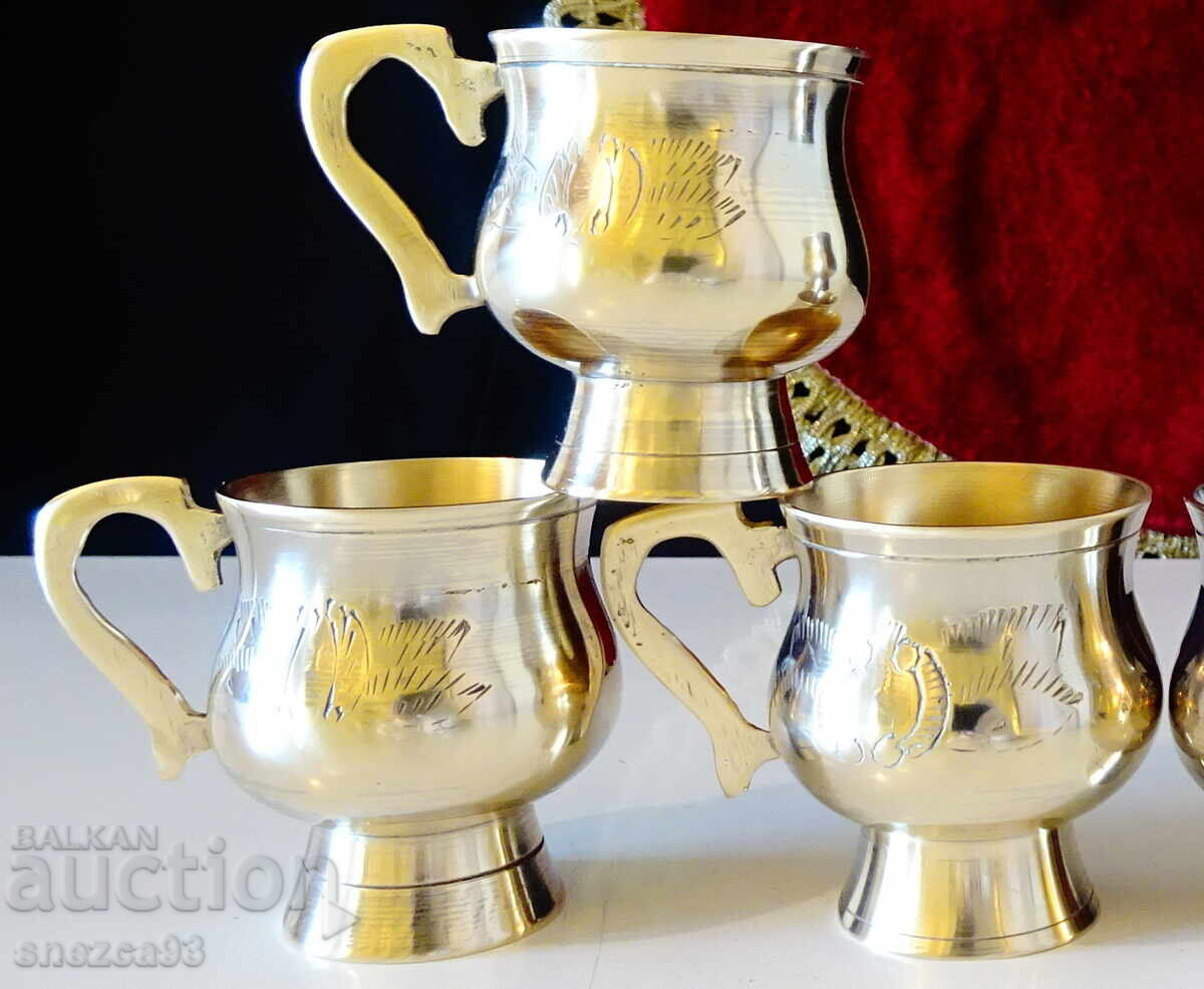 Παράδοση Χάλκινα φλιτζάνια ρακής, σκαμνί, χαραγμένα