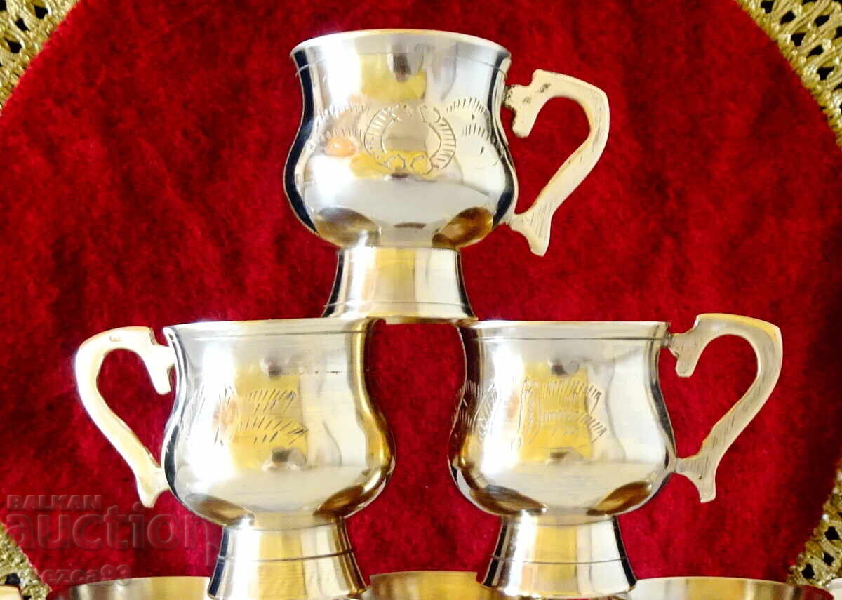 Χάλκινα φλιτζάνια ρακής, σκαμνί, χαραγμένα