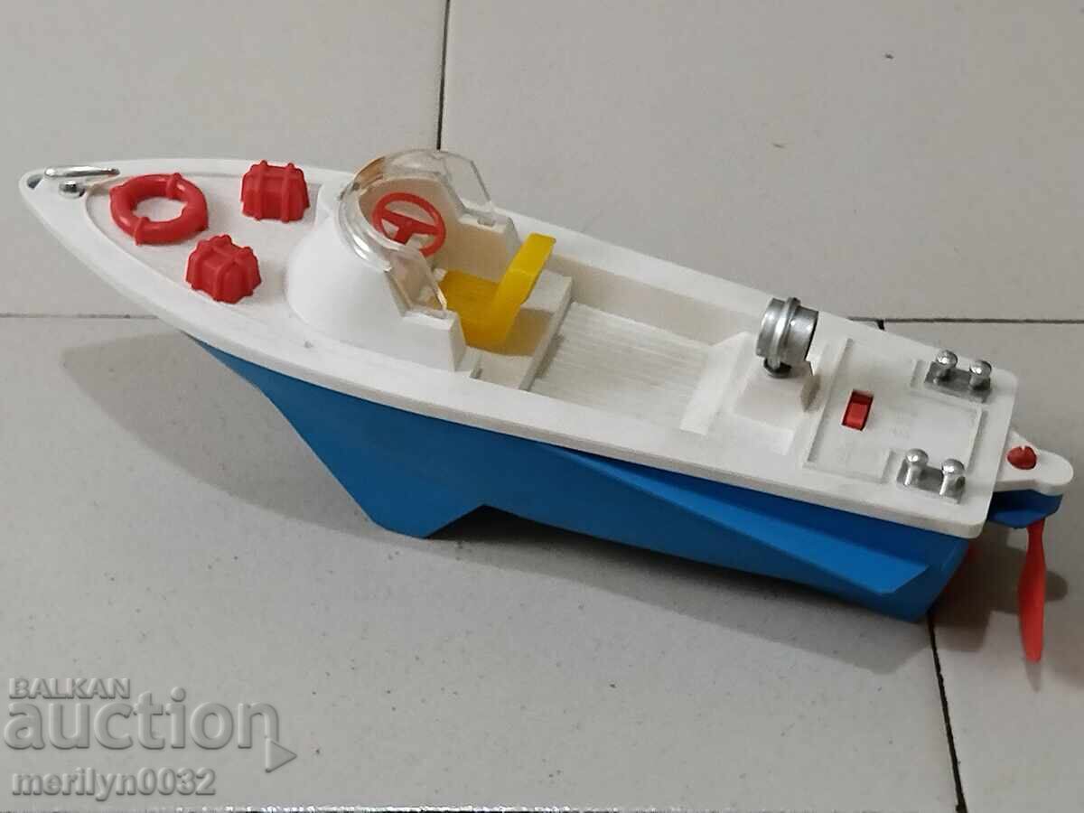 Vechie jucărie de plastic barcă SSSR kater cu preț 77.00 BGN | € 39.37 Vechie jucărie de plastic barcă SSSR kater cu preț 77.00 BGN | € 39.37