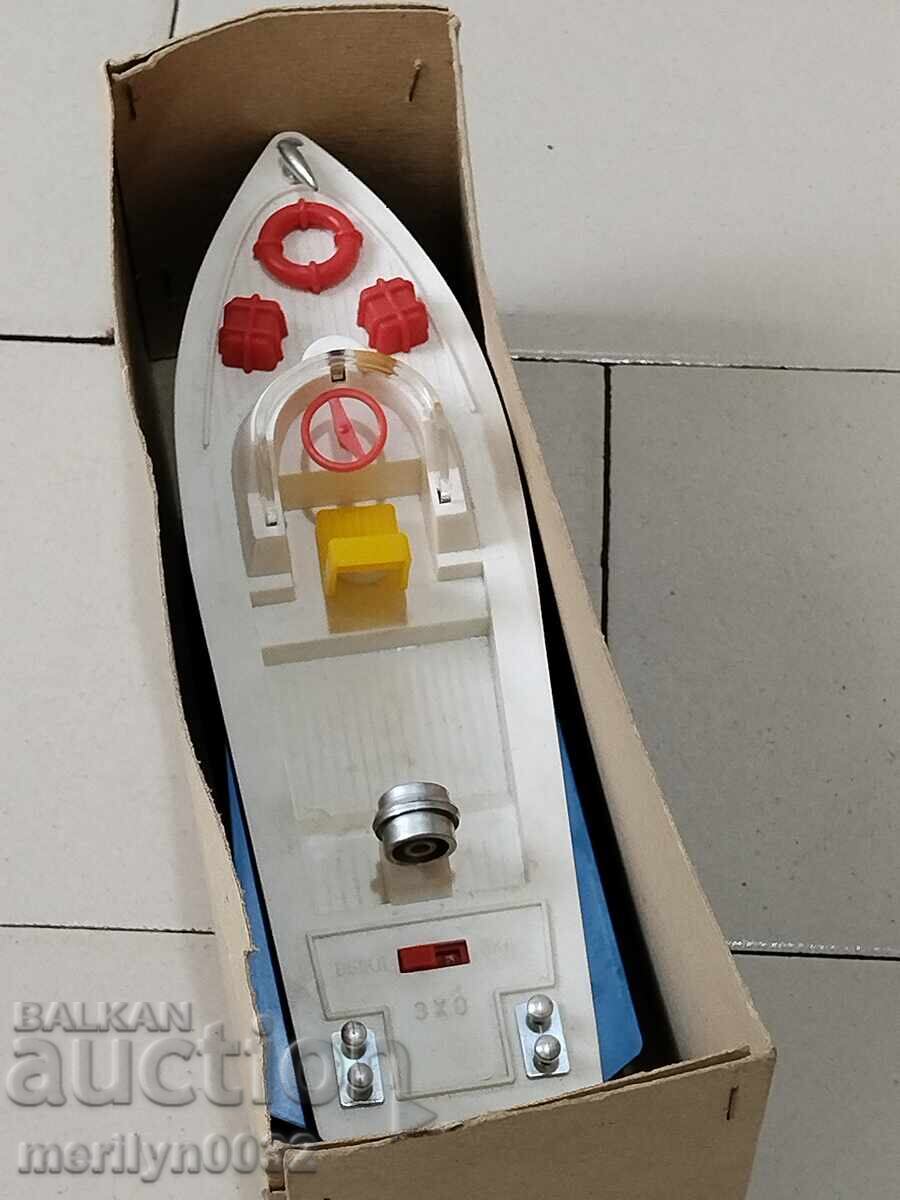 Licitație Vechie jucărie de plastic barcă SSSR kater Licitație Vechie jucărie de plastic barcă SSSR kater