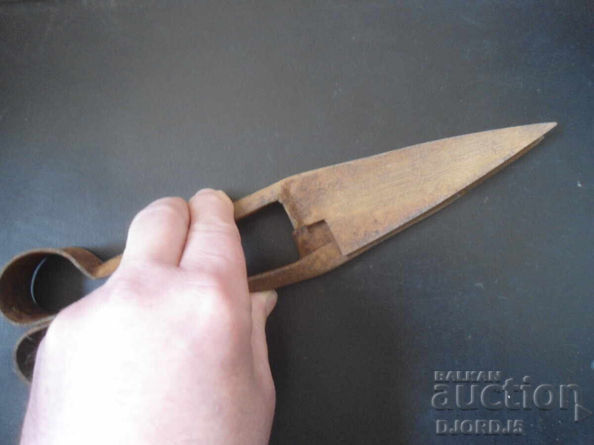 Foarfece vechi forjate cu preț 3.00 BGN | € 1.53