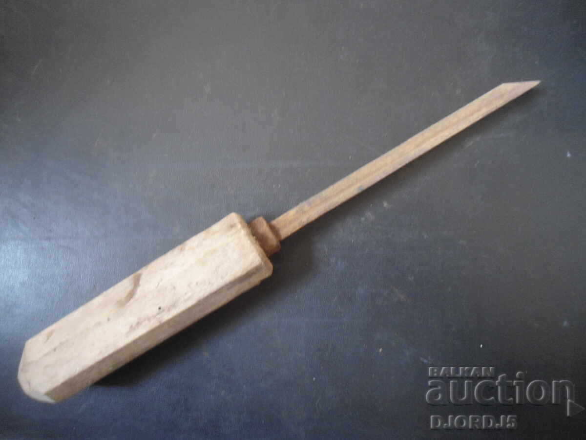 Delivery of An old chisel