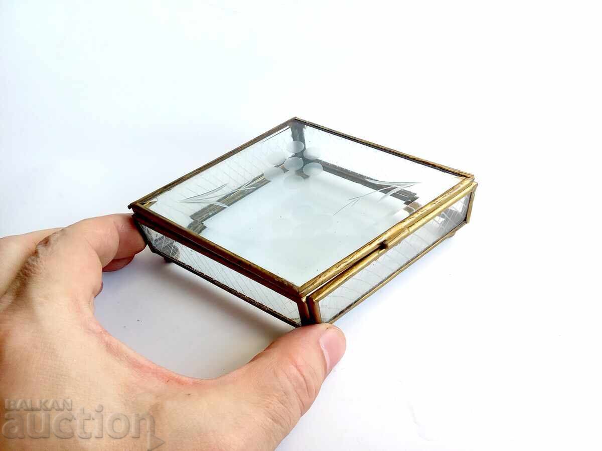 Винтидж гравирано стъкло и месинг ромб за бижута с цена 55.00 лв. | € 28.12 Винтидж гравирано стъкло и месинг ромб за бижута с цена 55.00 лв. | € 28.12