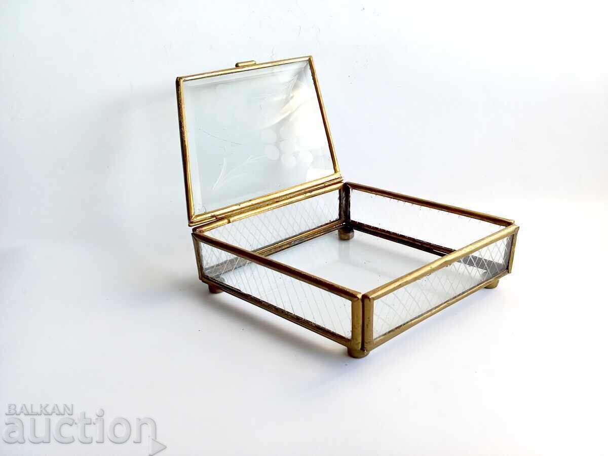 Аукцион Винтидж гравирано стъкло и месинг ромб за бижута Аукцион Винтидж гравирано стъкло и месинг ромб за бижута