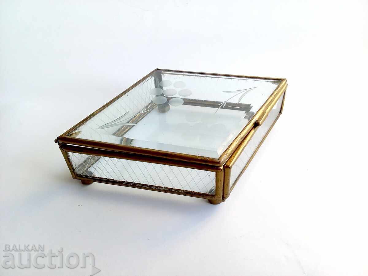 Винтидж гравирано стъкло и месинг ромб за бижута Винтидж гравирано стъкло и месинг ромб за бижута