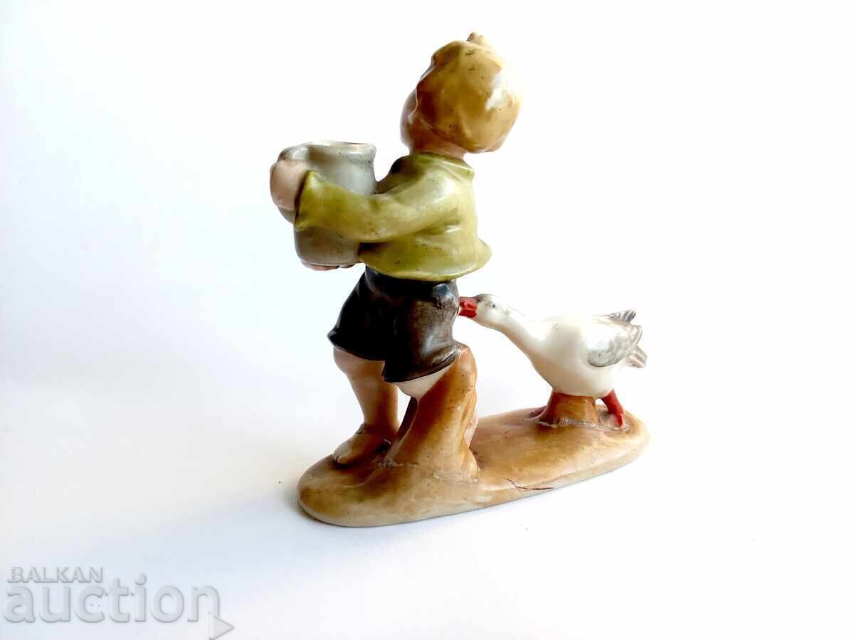 Figurină Băiat cu cană și gâscă 1930 cu preț € 0.01 | 0.02 BGN Figurină Băiat cu cană și gâscă 1930 cu preț € 0.01 | 0.02 BGN