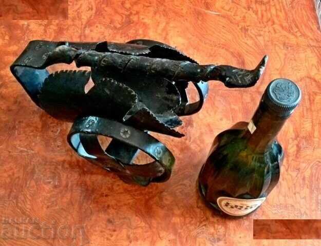 Suport de vin din fier forjat cu preț 95.00 BGN | € 48.57 Suport de vin din fier forjat cu preț 95.00 BGN | € 48.57