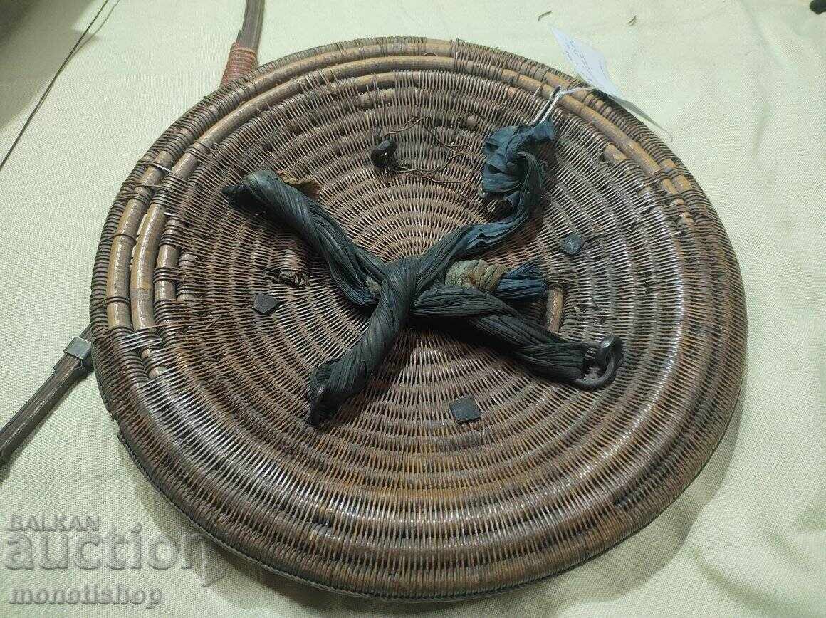 Licitație Arc și scut de luptă din Indonezia, folosite în războaiele din Aceh