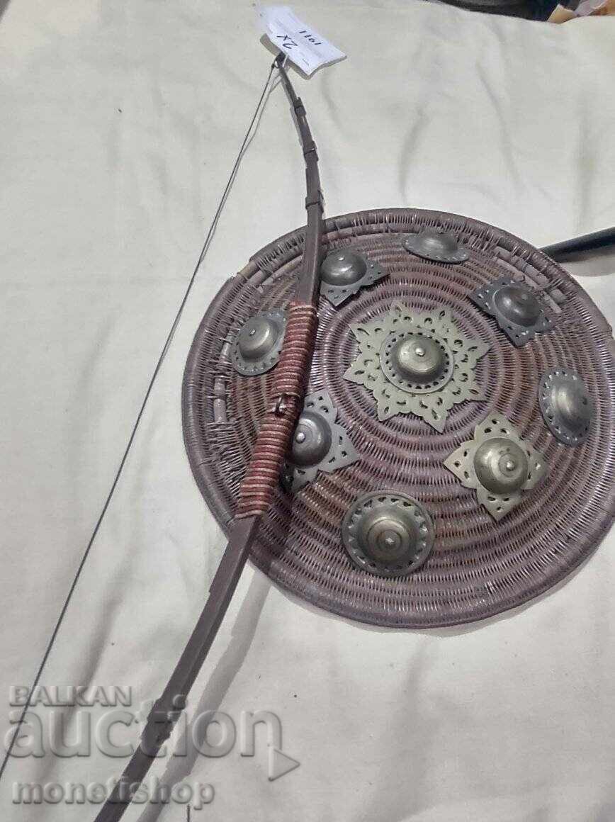 Arc și scut de luptă din Indonezia, folosite în războaiele din Aceh