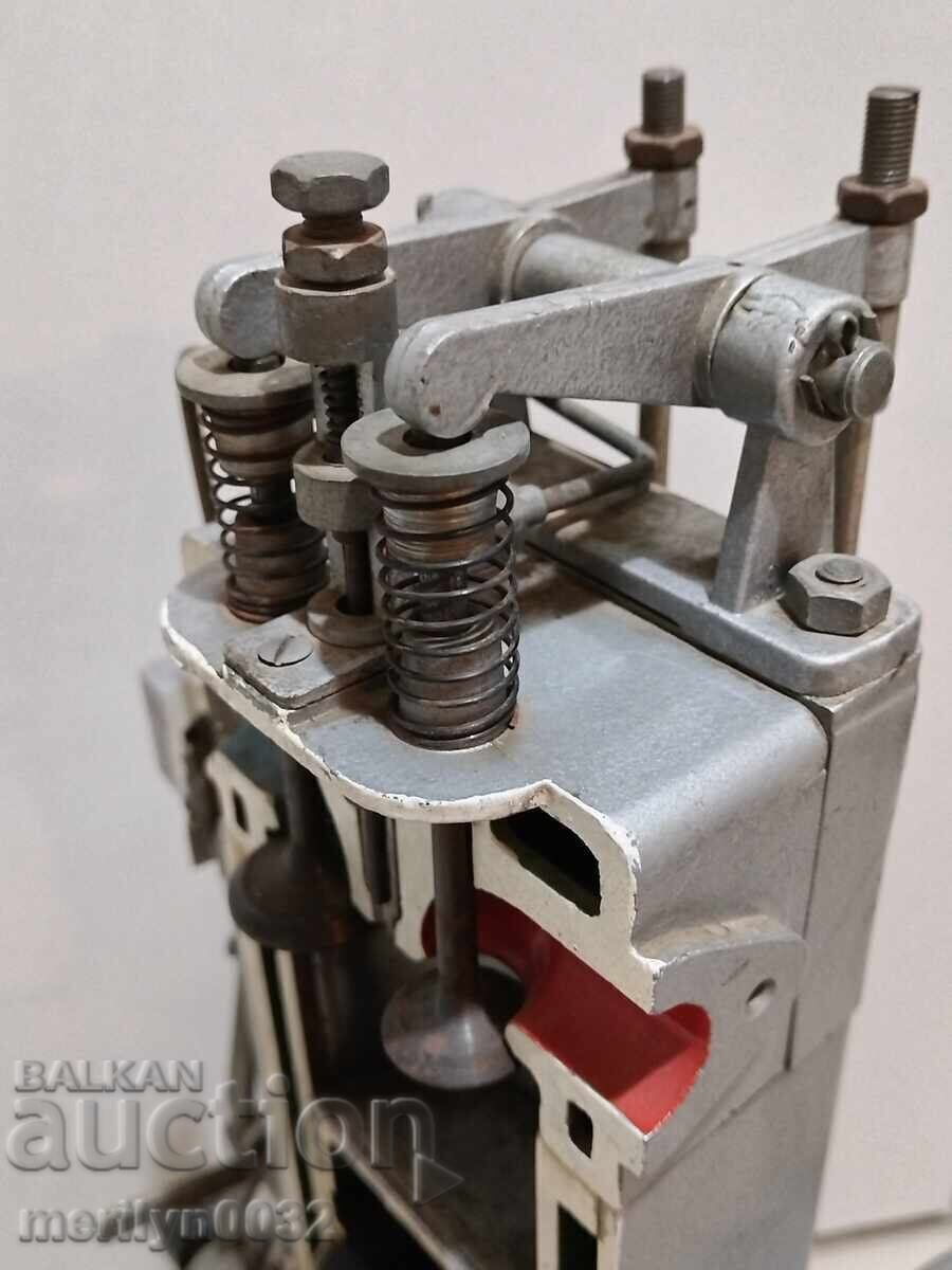 Доставка на Макет на дизелов двигател модел 70-те год НРБ made in Poland