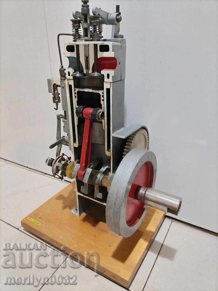 Макет на дизелов двигател модел 70-те год НРБ made in Poland - 7