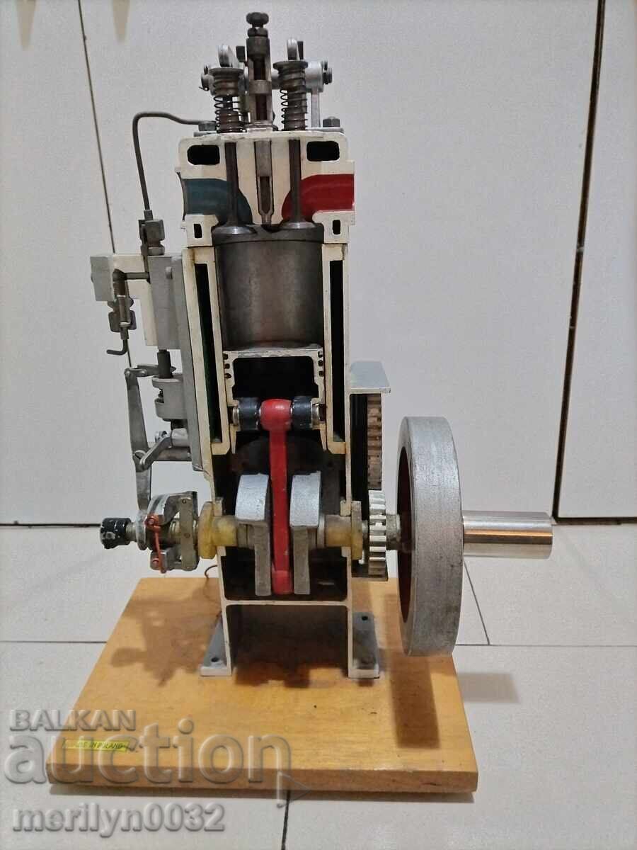 Макет на дизелов двигател модел 70-те год НРБ made in Poland