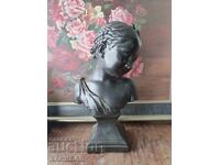 Ωραία συγγραφική προτομή υπογεγραμμένη