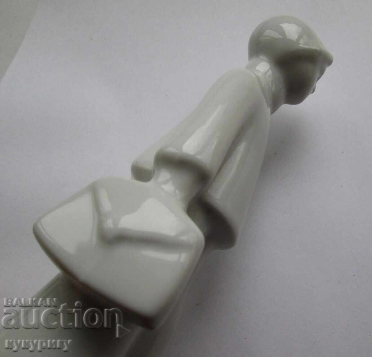 Стара порцеланова статуетка фигура на момиче с чанта с цена 40.00 лв. | € 20.45 Стара порцеланова статуетка фигура на момиче с чанта с цена 40.00 лв. | € 20.45