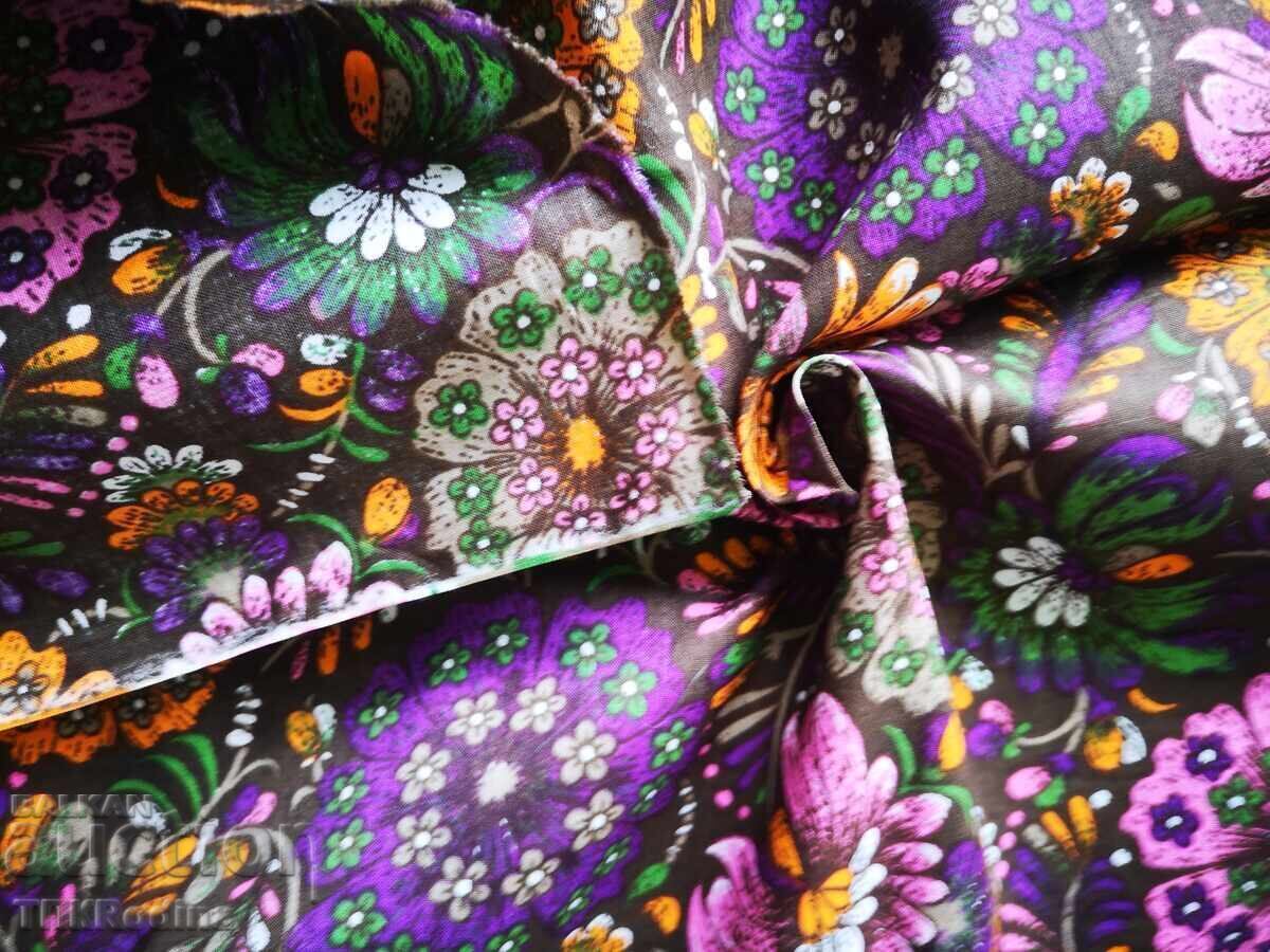 Licitație Bucată de pânză veche de bumbac, epoca socialistă, L/ 67cm, Lung/ 392cm Licitație Bucată de pânză veche de bumbac, epoca socialistă, L/ 67cm, Lung/ 392cm