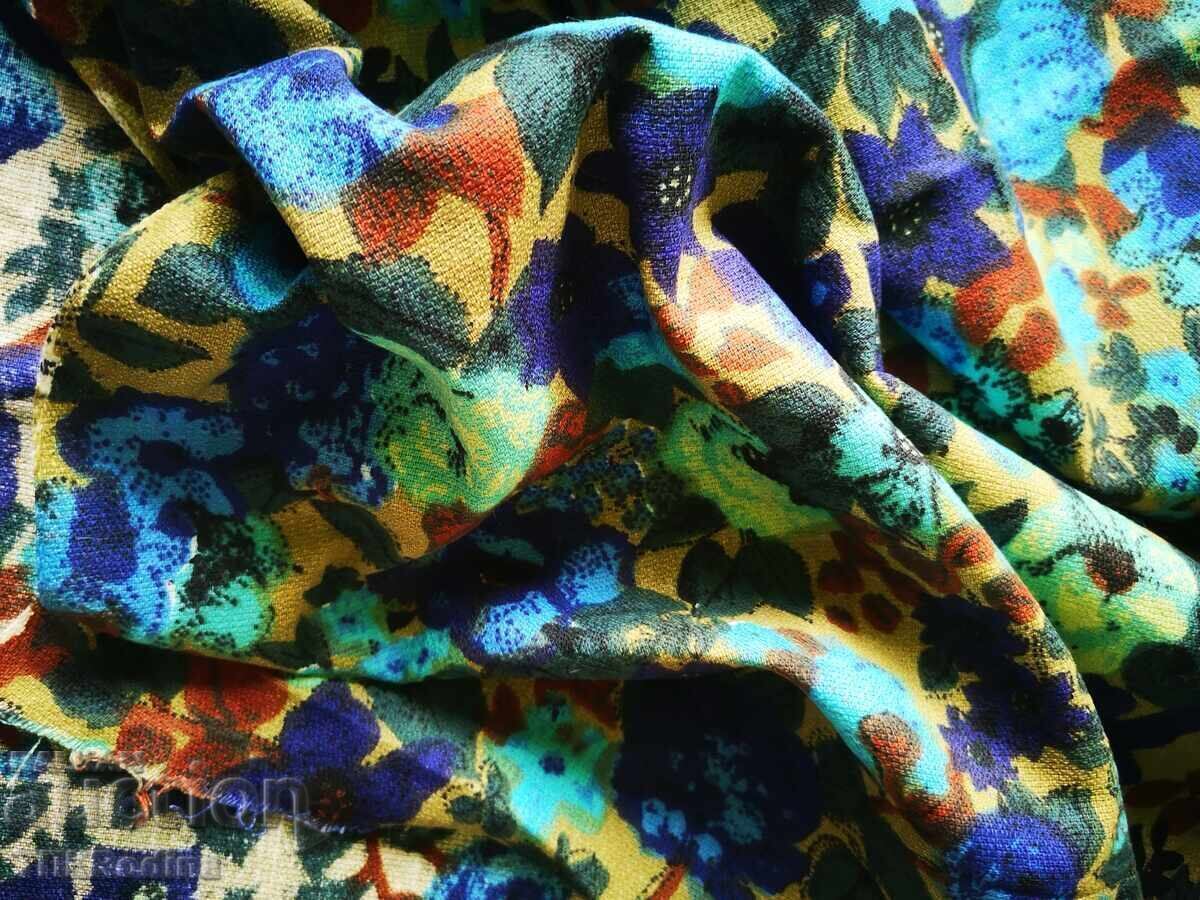 Bucată de pânză veche, epocă socialistă, L/ 114cm A/90-102cm cu preț 3.00 BGN | € 1.53