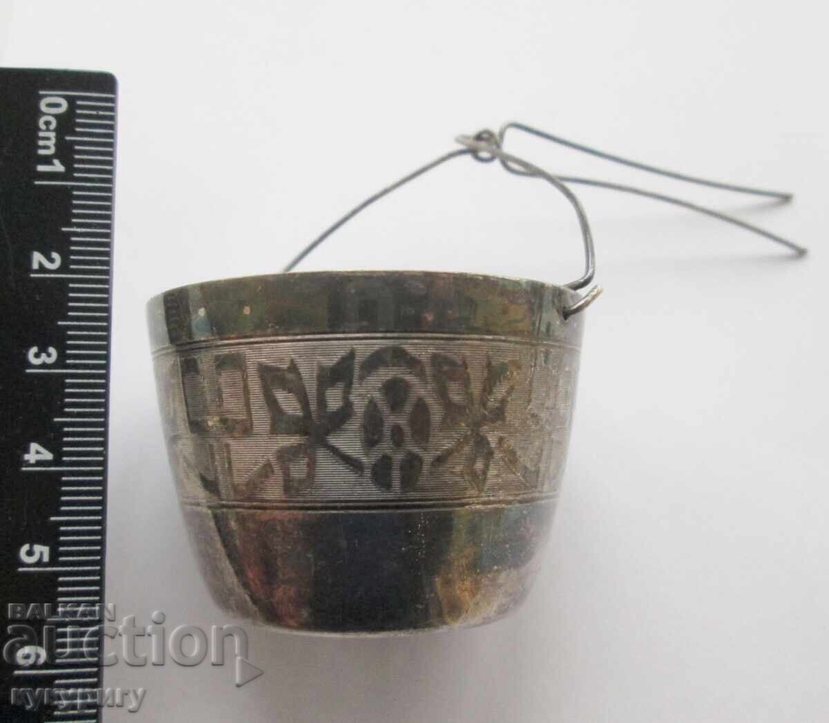 Παλιό φλιτζάνι τσαγιού με σουρωτήρι, με διακοσμητικά και σφραγίδα με τιμή 25.00 BGN | € 12.78