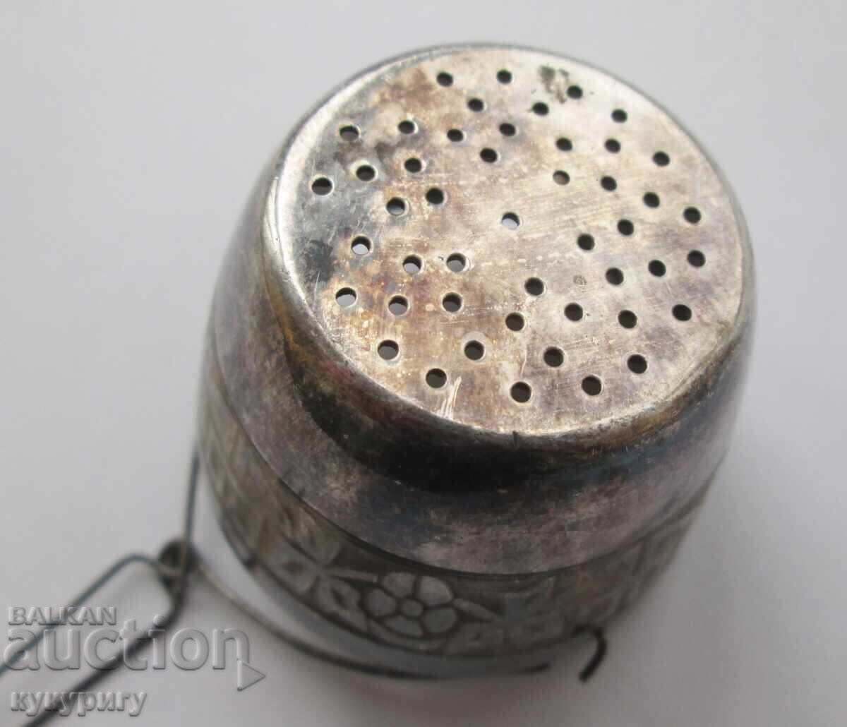 Παράδοση Παλιό φλιτζάνι τσαγιού με σουρωτήρι, με διακοσμητικά και σφραγίδα