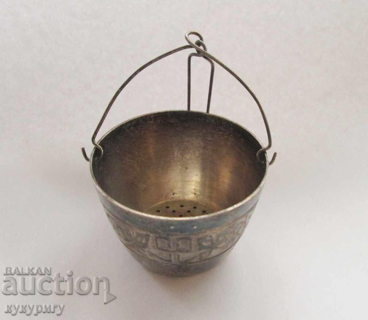 Παλιό φλιτζάνι τσαγιού με σουρωτήρι, με διακοσμητικά και σφραγίδα