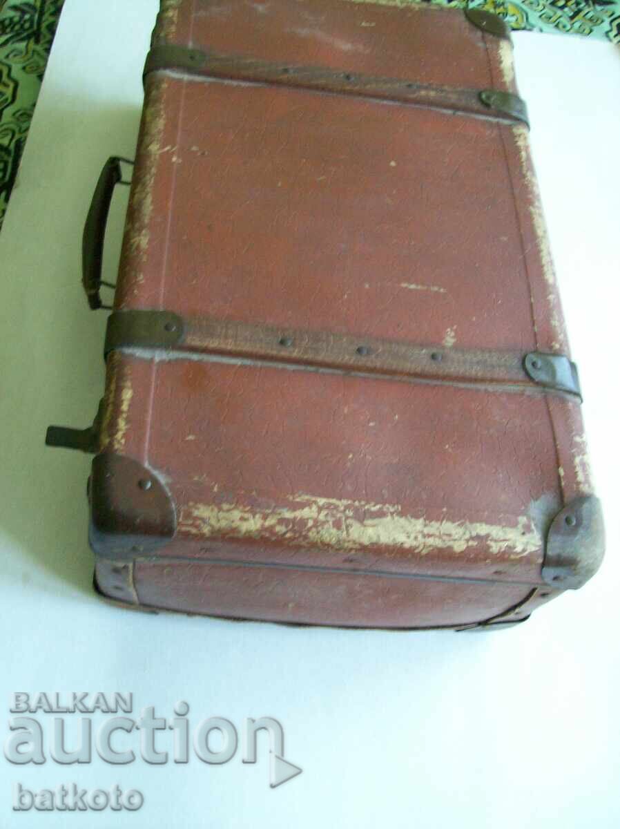 Valiză veche de carton 55/36/28 cm cu preț 9.00 BGN | € 4.60 Valiză veche de carton 55/36/28 cm cu preț 9.00 BGN | € 4.60