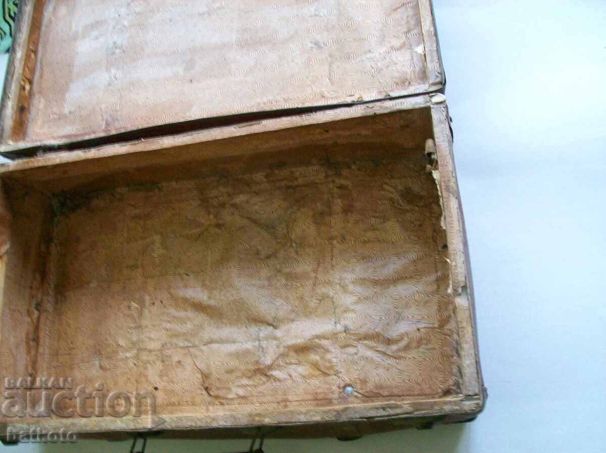 Licitație Valiză veche de carton 55/36/28 cm Licitație Valiză veche de carton 55/36/28 cm