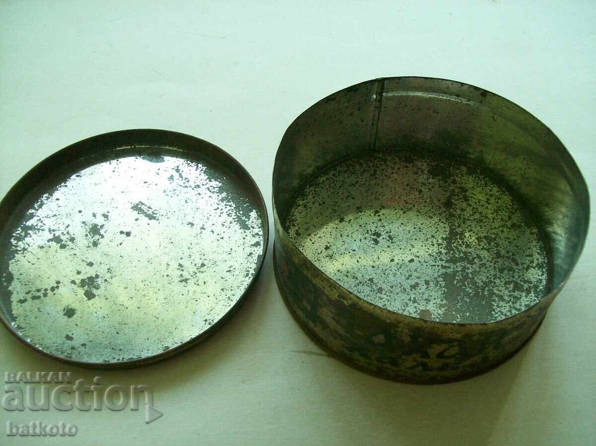 Cutie veche de halva din anii '60 cu preț 2.80 BGN | € 1.43 Cutie veche de halva din anii '60 cu preț 2.80 BGN | € 1.43