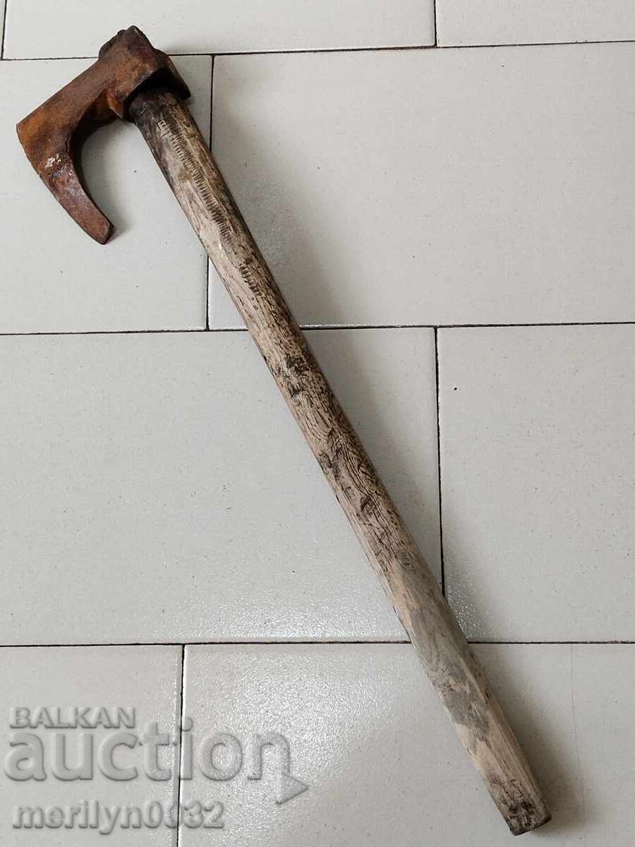 Topor vechi, curb, cu gravuri, unealtă din fier forjat cu preț 82.00 BGN | € 41.93